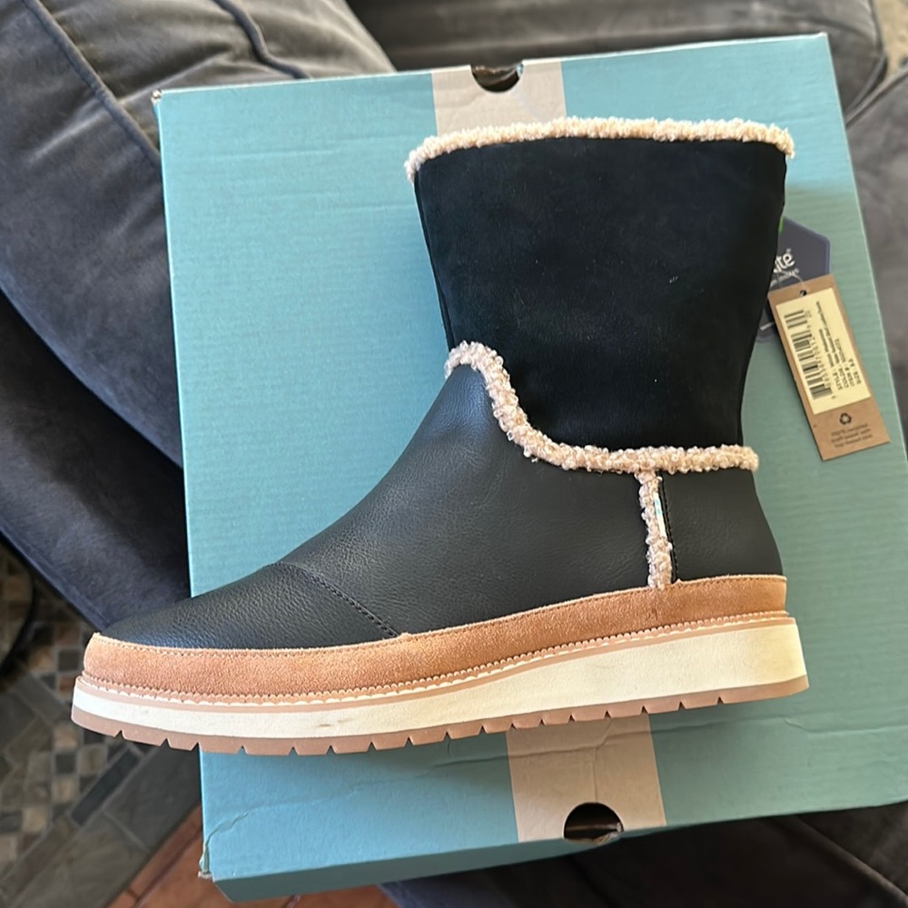 Tom’s Makenna Water Resistant Black Leather/Suede Boots size 8.5 women’s - NWT